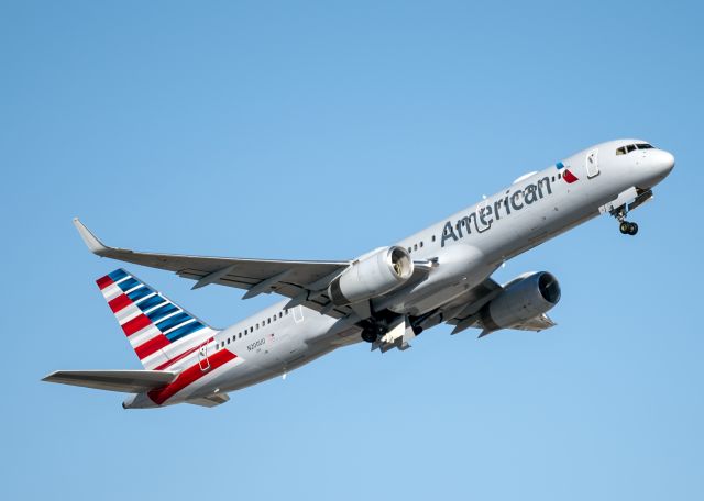 Boeing 757-200 (N200UU)