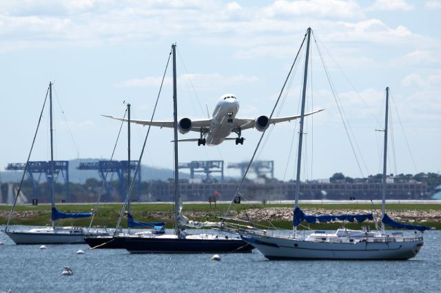 Boeing 787-8 (JA828J) - Rotating off of 4R