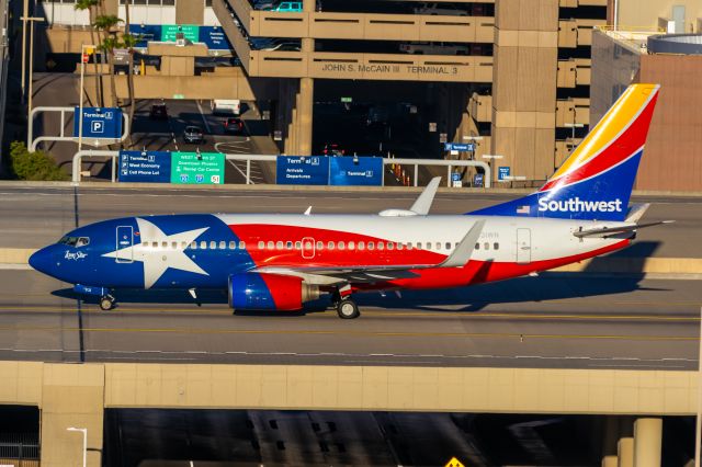 Boeing 737-700 (N931WN) - Southwest Airlines 737-700 in Lonestar One special livery taking off from PHX on 9/18/22. Taken with a Canon 850D and Canon EF 70-200mm f/2.8L IS II USM.