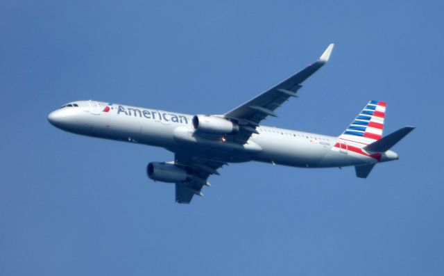 Airbus A321 (N102NN) - Shown here a few minutes until landing is an American Airlines Airbus A321 in the Spring of 2017.