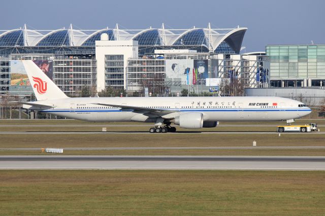 BOEING 777-300ER (B-2040)