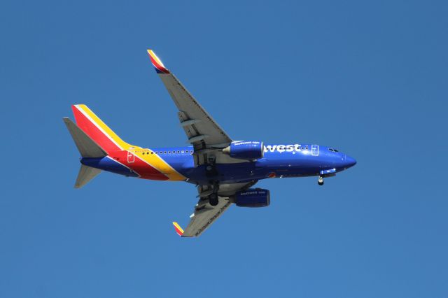 Boeing 737-700 (N924WN) - Southwest Airlines (WN) N924WN B737-7H4 [cn36628]br /Dallas Love Field (DAL). Southwest Airlines flight WN496 on final approach to Dallas from Houston Hobby (HOU).  br /Taken from SpeedyZone amusement park beside I35E br /2018 03 10    a rel=nofollow href=http://alphayankee.smugmug.com/Airlines-and-Airliners-Portfolio/Airlines/AmericasAirlines/Southwest-Airlines-WN/https://alphayankee.smugmug.com/Airlines-and-Airliners-Portfolio/Airlines/AmericasAirlines/Southwest-Airlines-WN//a