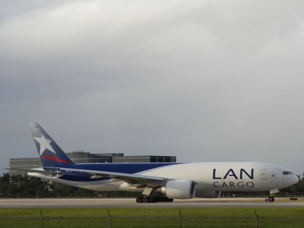 BOEING 777-200LR (N776LA)