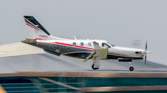 Daher-Socata TBM-900 (N910CH) - A beautiful TBM9 making a dive for the runway at KHOU on 19 June 2021, taken from the 1940 Air Terminal Museum balcony