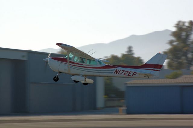 Cessna Skyhawk (N172EP) - By- Fernando Sedeno