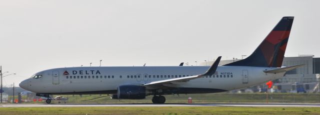 Boeing 737-800 (N373DA)