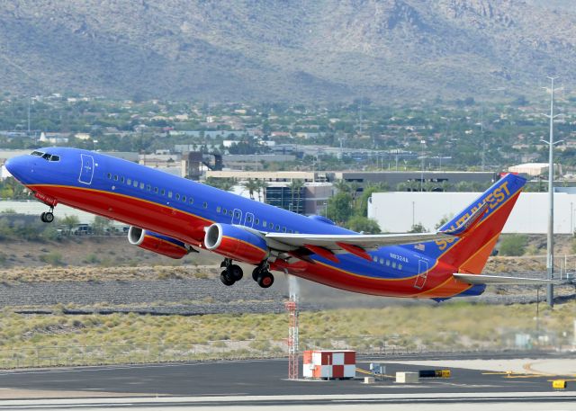 Boeing 737-800 (N8324A)