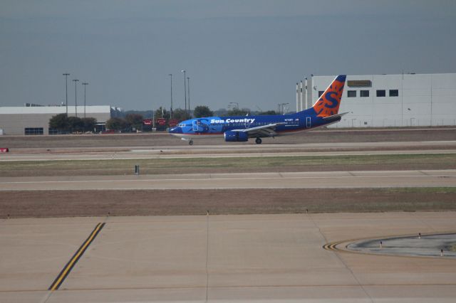 Boeing 737-700 (N713SY) - 111113 landing on Rwy 18R