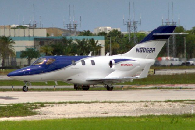 Honda HondaJet (N605BR) - Taxiing to depart rwy 9 on 1-May-18 heading for KSYR.