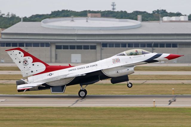 Lockheed F-16 Fighting Falcon (91-0413) - USAF Thunderbird #4, 91-0413, c/n 111, arriving at KCLE on 31 Aug 2017 for the 2017 Cleveland National Air Show. 