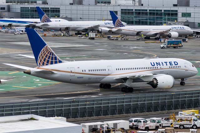 Boeing 787-8 (N28912) - Taxiing past the other international flights goes this Dreamliner