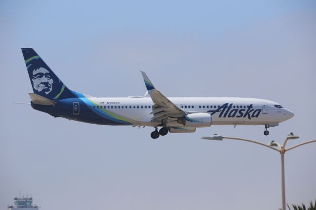 Boeing 737-800 (N568AS)