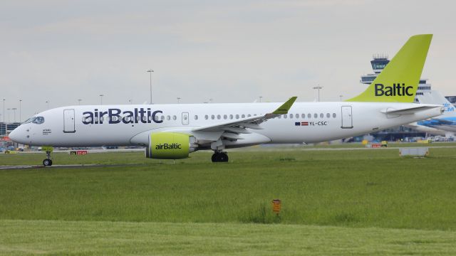 de Havilland Dash 8-400 (YL-CSC)