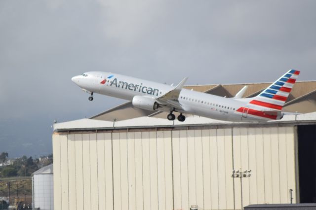 Boeing 737-800 (N979NN) - Taken at Imperial in El Segundo, CA