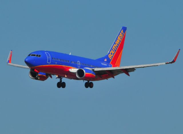 Boeing 737-700 (N769SW) - SouthWest SWA on approach to 30R get approved change for runway 30L at Minetta International.