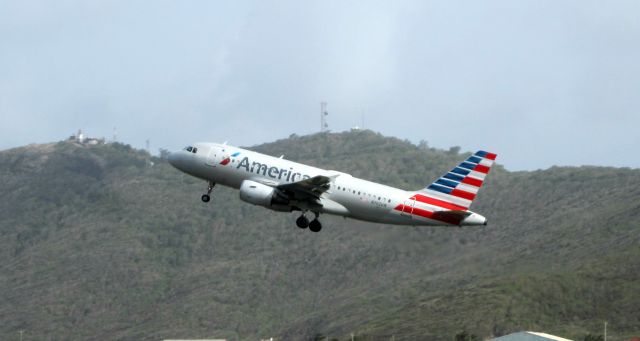 Airbus A320 (N702UW)