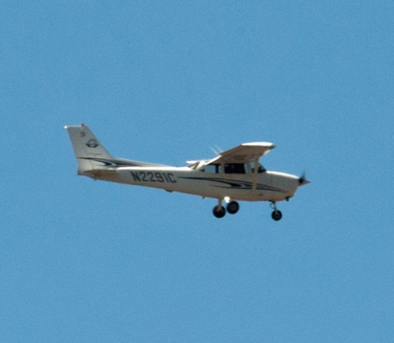 Cessna Skyhawk (N2291C) - Base on 09 at Carson City