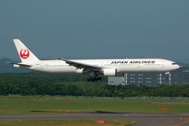 BOEING 777-300 (JA8941) - 2013-07-13