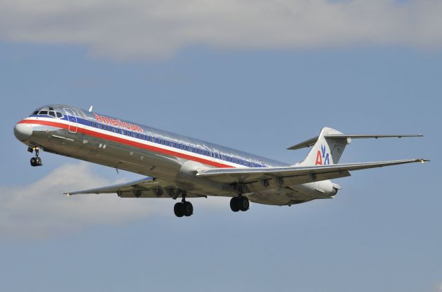 McDonnell Douglas MD-82 (N426AA) - Seen at KBWI on 4/23/2009.