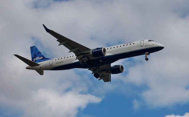 Embraer ERJ-190 (N294JB) - JetBlue ERJ-190AR N294JBbr /Final approach to 17R at AUSbr /Feb-16-2011