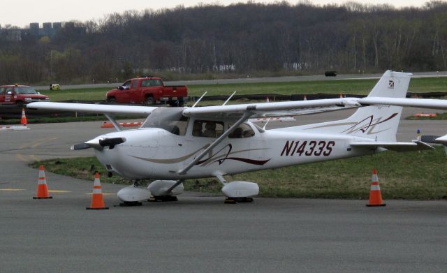 Cessna Skyhawk (N1433S)