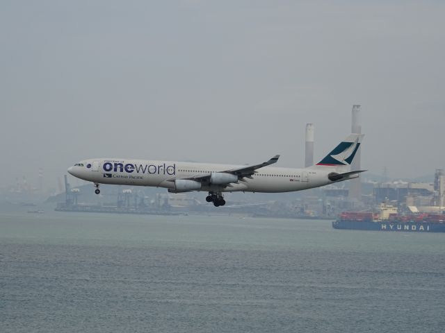 Airbus A340-300 (B-HXG)
