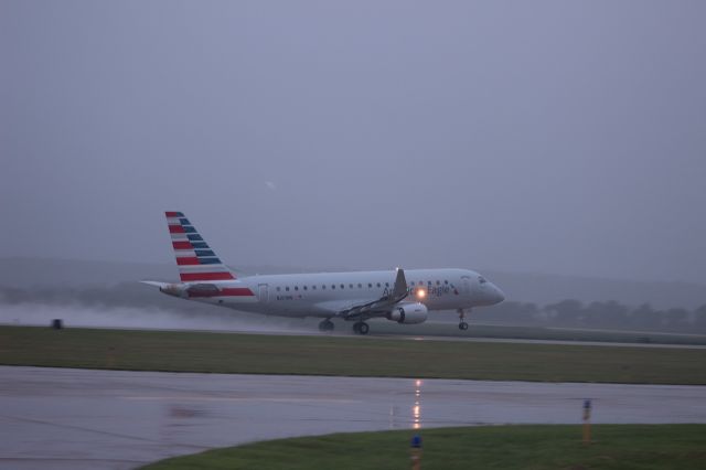 Embraer 175 (N201NN) - E175 taking off in early morning rain