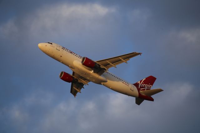 Airbus A320 (N635VA)