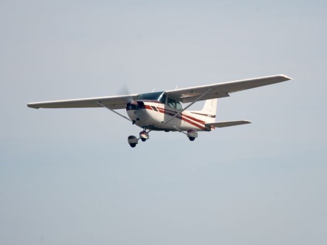 Cessna Skyhawk (N6705E) - Take off runway 26.