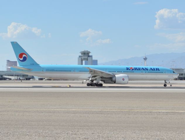 BOEING 777-300ER (HL8218)