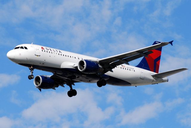 Airbus A320 (N334NW) - Delta Air Lines Airbus A320-212 N334NW (cn 339)  Las Vegas - McCarran International (LAS / KLAS) USA - Nevada, October 1, 2010 Photo: TDelCoro (Northwest Airlines)