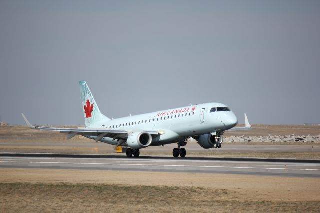 Embraer ERJ-190 (C-FGMF) - Landing on 16L