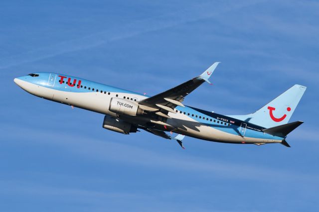 Boeing 737-800 (G-FDZX) - TOM2112 with a load of holidaymakers escaping the cold Christmas at home and heading to Gran Canaria, LPA.