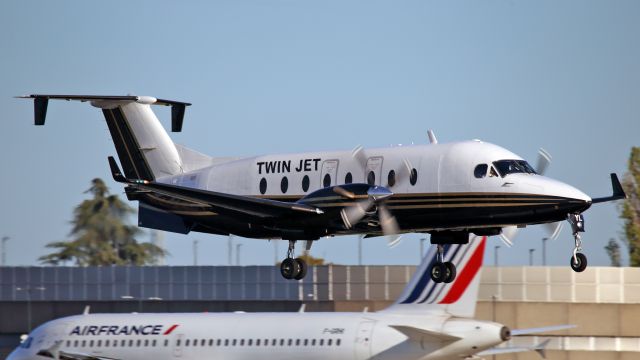 Beechcraft 1900 (F-GRYL) - Rare landing runway 24/06