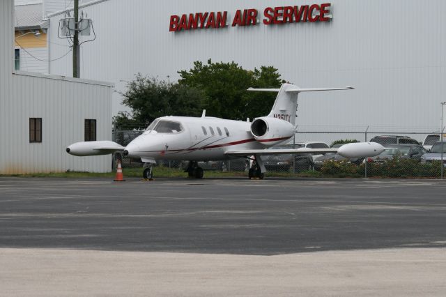 Learjet 25 (N351TX)