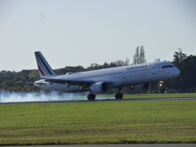 Airbus A321 (F-GTAQ) - Arrivée du A321 sur la piste de Nantes Atlantique