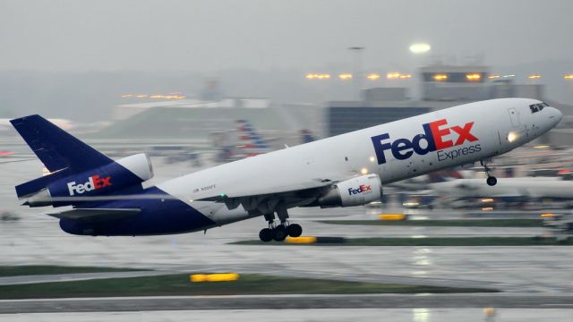 McDonnell Douglas DC-10 (N336FE) - Taking off in Atlanta on a rainy day