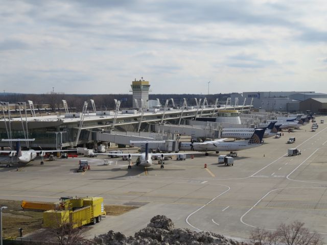 de Havilland Dash 8-400 (N342NG) - Once a bustling terminal, concourse D now sits mothballed in Cleveland. N342NG, once a usual customer now spends her days out in Denver running local routes. 