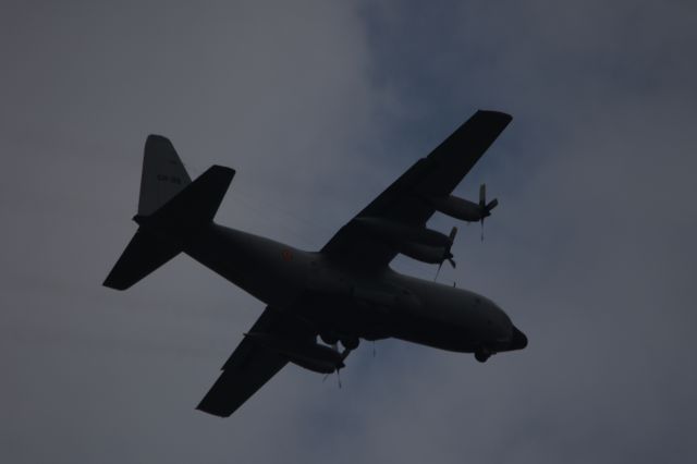 BMJ09 — - Un C130 de la force aérienne belge survole Bruxelles pour atterrir à la base aérienne de Melsbroek (partage les pistes avec Zaventem - Bruxelles National)