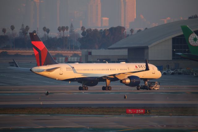 Boeing 757-200 (N547US)