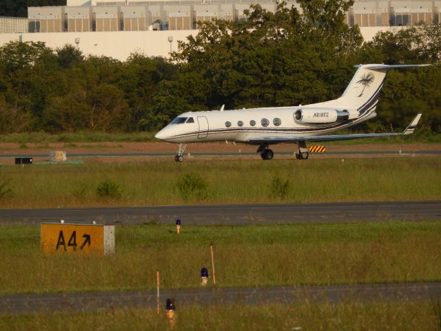 Gulfstream Aerospace Gulfstream 3 (N818EC) - A Beautiful 1983 Gulfstream 3 Taxies To The Ramp After Making A LOUDDDD Landing!