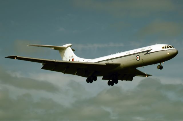 XR808 — - UK - AIR FORCE - VICKERS VC10-C1K - REG : XR808 / R (CN 828) - EDINBURGH RAAF AIR FORCE BASE ADELAIDE SA. AUSTRALIA - YPED 21/9/1984