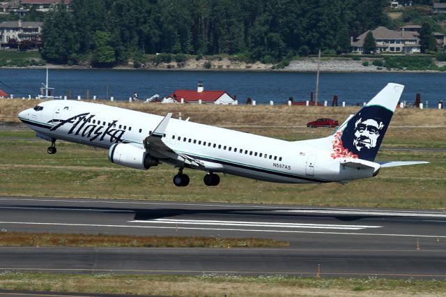 Boeing 737-800 (N557AS)