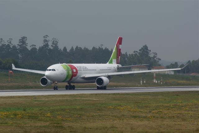 Airbus A330-200 (CS-TOM)