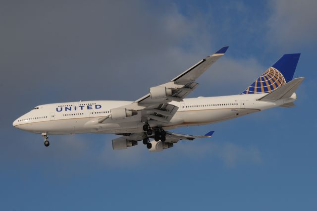 Boeing 747-400 (N174UA) - Landing 28-C