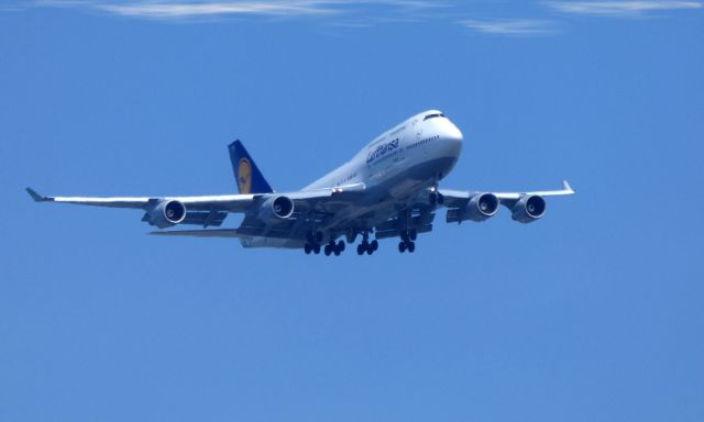 Boeing 747-400 (D-ABVW) - On final is this 1999 Lufthansa Boeing 747-430 in the Spring of 2019.