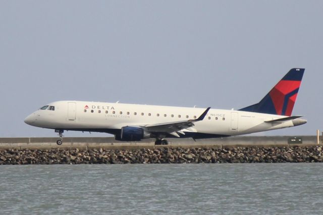 Embraer 170/175 (N615CZ)