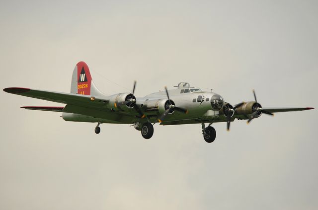 Boeing B-17 Flying Fortress (N5017N)