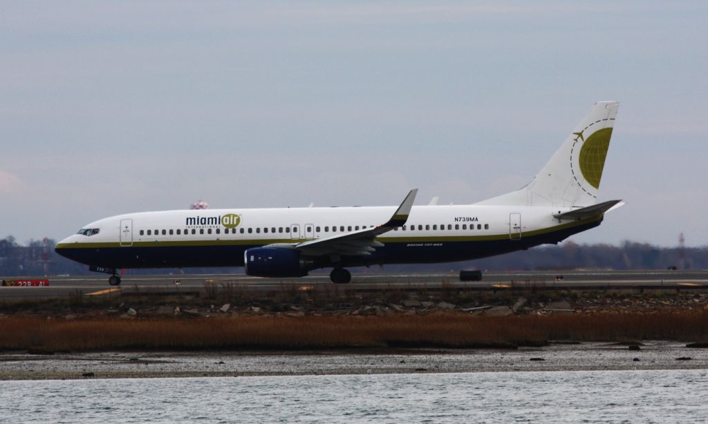 Boeing 737-800 (N739MA)