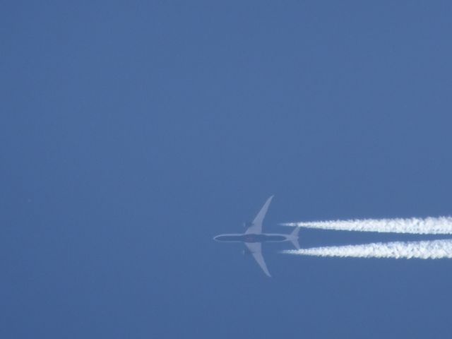 Boeing 787-8 — - Air Canada 787-8 nearly right over the top. 